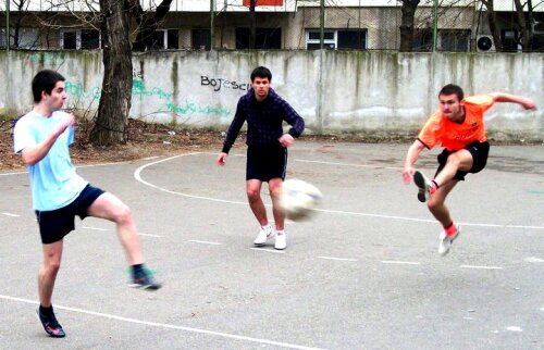 Tinerii nu mai pot juca fotbal în curtea şcolii