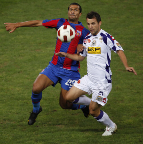 Geraldo Alves în duel cu Dorin Goga. Pentru cel puţin două milioane de euro cei doi ar putea fi colegi la Steaua