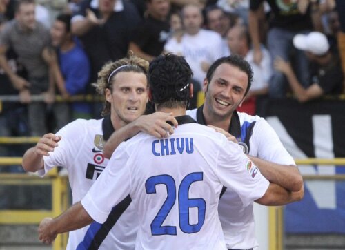Chivu se îmbrățișează cu Forlan și Pazzini după 1-0. Foto: Reuters
