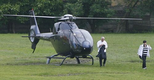 Afaceristul Ţerbea (stînga) şi deja celebrul său elicopter cu care l-a plimbat pe Avram pe ruta Bucureşti - Tg. Mureş