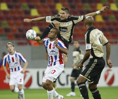 Pena şi colegii săi au fost surclasaţi de jucătorii Benficăi în prima repriză