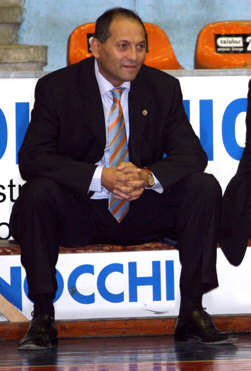Vali Ioniţă, 54 de ani, este managerul echipei naţionale a României la futsal, observator la Liga1 şi delegat UEFA la futsal foto:mediafax