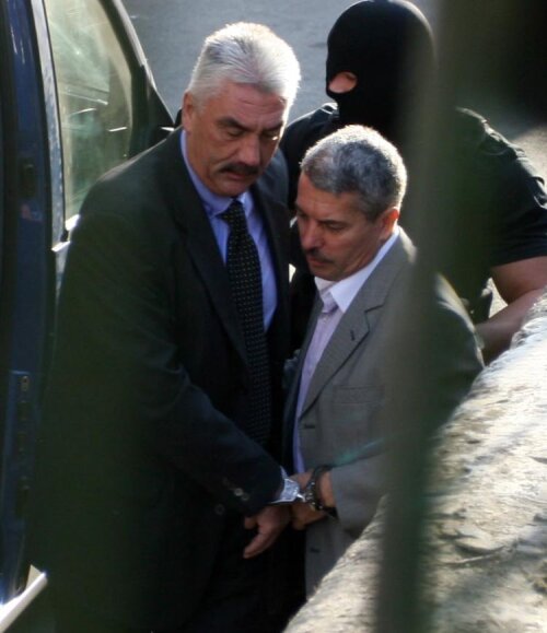 Sorin Ţerbea (stînga) şi Vasile Avram au fost aduşi la Curtea de Apel Bucureşti legaţi cu cătuşe unul de celălalt. FOTO Mediafax