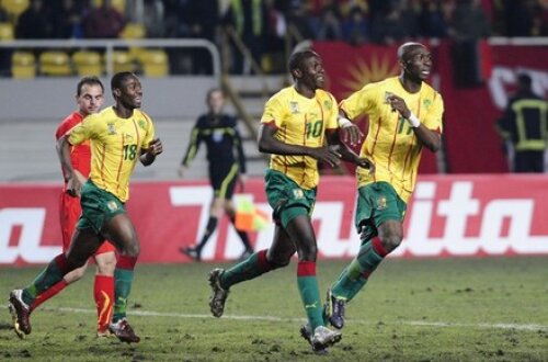 Mbouta, în centru, a marcat două goluri pentru naționala Camerunului
