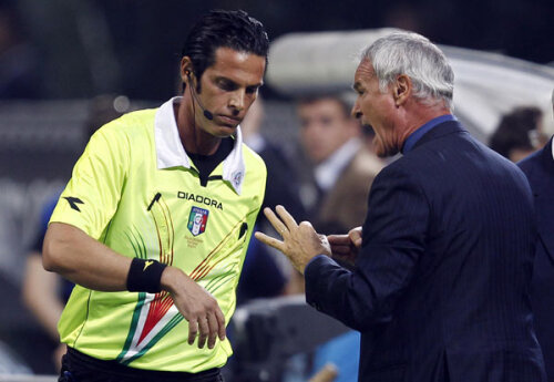Ranieri (dreapta) țipă la arbitrul Rocchi, care l-a trimis apoi în tribună la pauză y Foto: Reuters