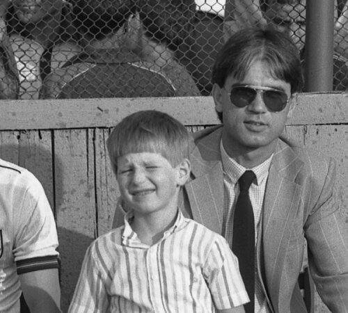 Fotografie din 1985: încă de atunci Anghel Iordănescu, care era secundul lui Ienei, îl lua pe Edi la stadion de fiecare dată cînd juca Steaua
