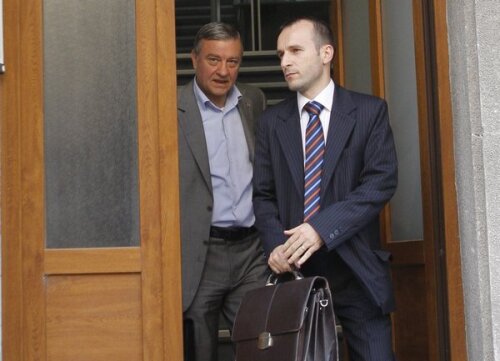 Mircea Sandu și avocatul său ieșind de la DNA