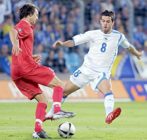 Miralem Pjanic a marcat primul său gol într-un meci oficial al Bosniei chiar împotriva ţării pe care a reprezentat-o la juniori (foto:AP)