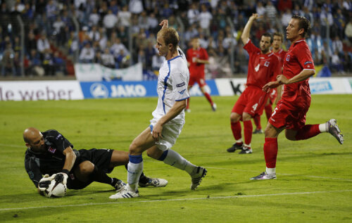Ibricici, în alb, a deschis rapid scorul, minutul 6, în turul cîștigat de bosniaci cu 3-0 pe 3 septembrie 2010. FOTO Reuters