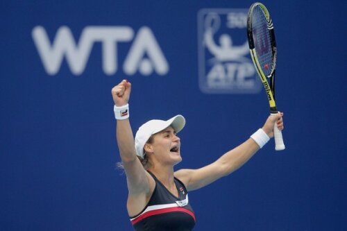 Monica Niculescu s-a calificat in semifinale dupa ce a invins-o pe numarul 24 mondial, Kirilenko