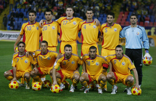 Echipa României din meciul cu Belarus din 2006: Mutu, Dică, Goian, Tamaş, Chivu, Coman (sus), Fl. Petre, Roşu, Raţ, P. Marin, Marica (jos)