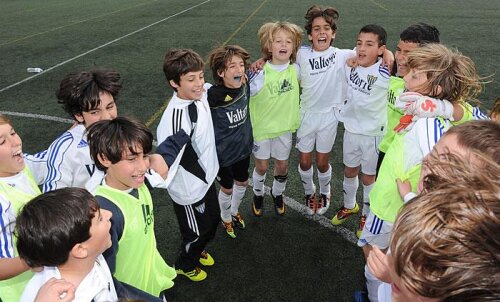 Mourinho ajută mai mulţi copii, ai căror părinţi nu au posibilităţi financiare, să continue să facă ceea ce le place cel mai mult: să joace fotbal (Sursă foto: AS.com)