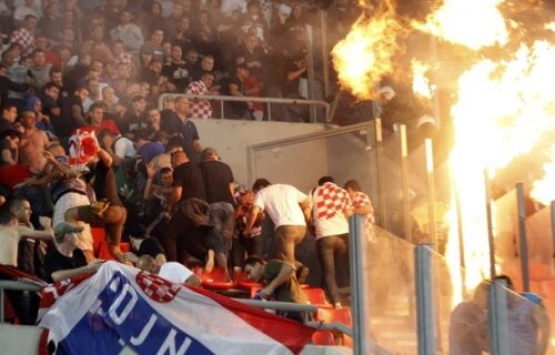 Suporterii croați au fost atacați cu fumigene și cocktailuri molotov