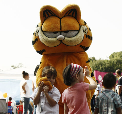 Garfiel îi aşteaptă pe copii în caravană: Piteşti (16 octombrie), Timişoara (22 octombrie), Drobeta Turnu Severin (23 octombrie)