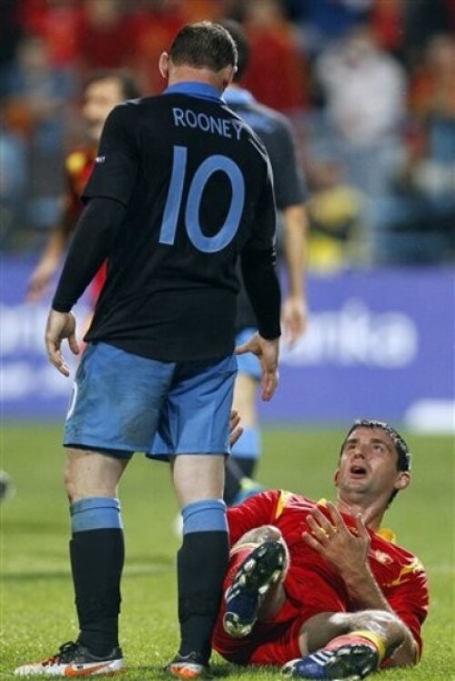 Rooney a fost eliminat cu Muntenegru după ce şi-a lovit un adversar
