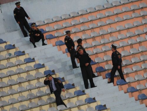 În lipsa spectatorilor, polițiștii albanezi au vizionat și ei relaxați ultimul meci pe 