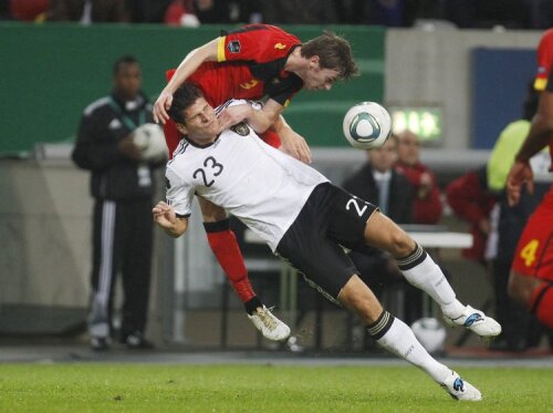Gomez (în alb) i-a făcut aseară clipe grele belgianului Lombaerts. FOTO Reuters