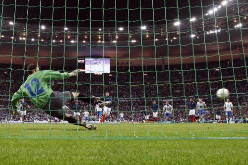 Nasri a marcat cu sînge rece penaltyul izbăvitor pentru francezi. FOTO Reuters