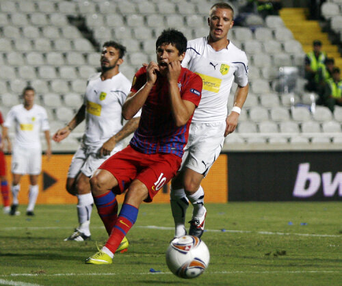 Cristi Tănase, surprins la partida AEK Larnaca - Steaua 1-1