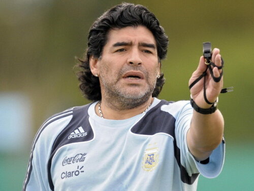 Maradona nu mai suportă să antreneze fotbalişti neprofesionişti la Al Wasl