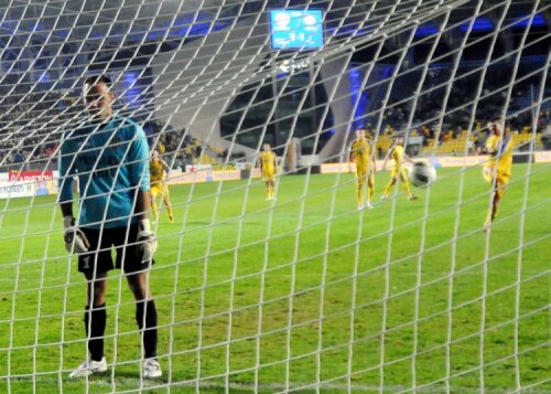 Dănălache spune că s-a întors cu spatele în semn de protest faţă de greşelile arbitrului. FOTO Agerpres