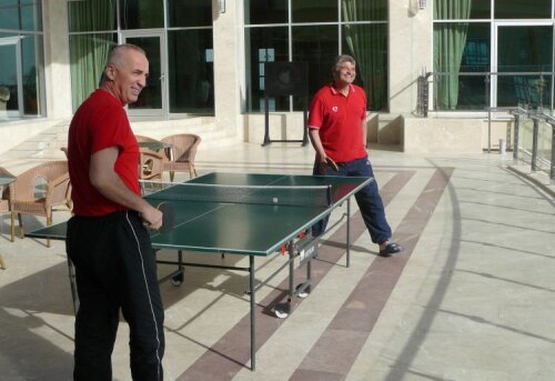 Într-un cantonament în Turcia, Stan şi Andone n-au ezitat să-şi măsoare forţele la o partidă de tenis de masă