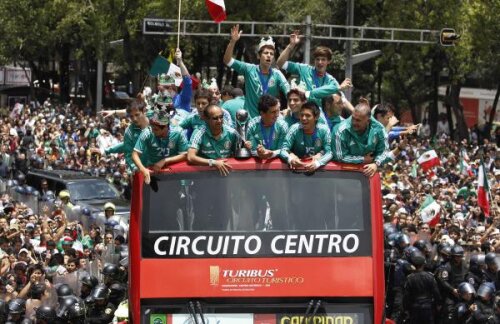 Tinerii mexicani au cîştigat titlul mondial suţinuţi din tribune de aproape 100.000 de suporteri, iar la plimbarea în autocarul descoperit după izbîndă au scos milioane de oameni pe străzile din Mexico City