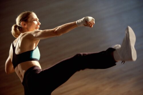 La un curs de Aerobic Kickboxing poţi pierde 450 de calorii, poţi învăţa să te aperi sau pur şi simplu te poţi distra!