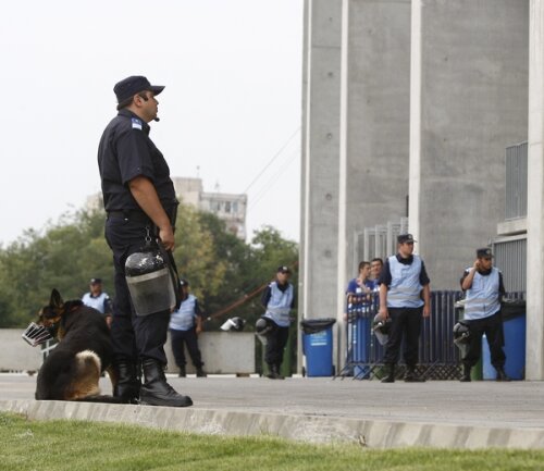 Jandarm la intrarea pe Național Arena