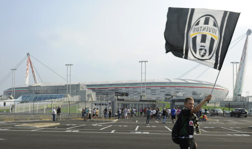 Satdionul lui Juventus a costat 130 de milioane de euro şi are 41.000 de locuri. Juve este singura echipă din Serie A cu propria arenă, celelalte aparţin primăriilor