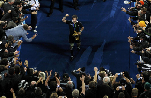 Richie McCaw prezintă fanilor trofeul cîștigat de Noua Zeelandă. FOTO Reuters