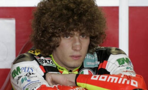 Marco Simoncelli, 24 de ani, a debutat în 2010 în Campionatul Mondial de Motociclism, clasa 500 de cm cubi. În 2008 el ieşise campion mondial la clasa 250 de cmc