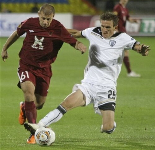 Costin Lazăr(în alb) se bate cu PAOK la primele locuri în campionatul grec contra lui Panathinaikos şi Olympiakos