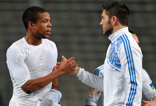 Remy este felicitat de Gignac pentru cele două goluri marcate (Foto: daylife.com)