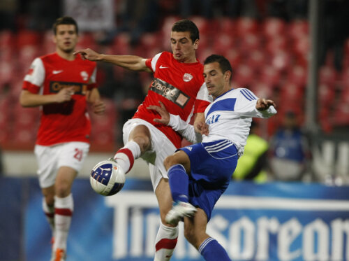 LIviu Ganea (stînga) a reușit aseară o “dublă” plus o pasă de gol. FOTO Raed Krishan