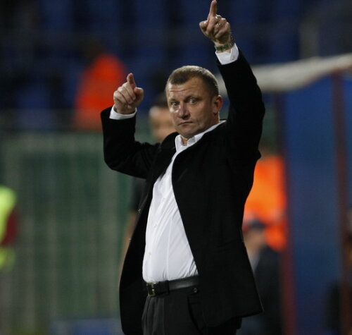 Lui Dorinel nu-i place cînd îl vede pe Crăciunescu analizînd la TV prestaţia arbitrilor