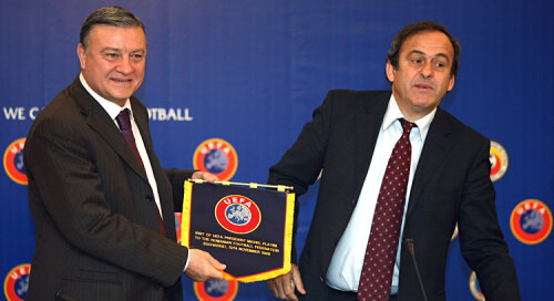 Mircea Sandu l-a sprijinit pe Platini la șefia UEFA, atrăgînd spre francez
voturile federațiilor din Est. FOTO Cristi Preda