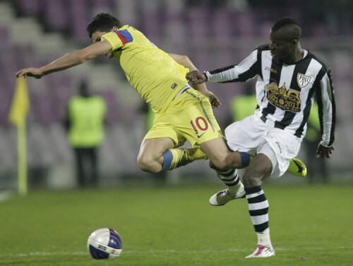 Cristi Tănase în duel cu Tosaint Ricketts