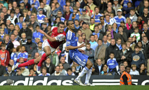 În doar două luni, Arsenalul lui Van Persie a trecut de la 2-8 cu Man. United la 5-3 cu Arsenal. FOTO Reuters
