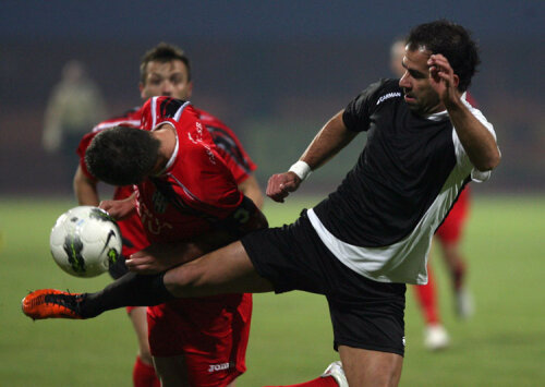 Marian Constantinescu (dreapta)
a marcat golul victoriei, dar a și
ratat alte ocazii importante. FOTO Mediafax