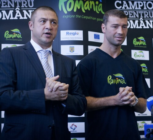 Rudel Obreja alături de Lucian Bute înainte de meciul cu Jean Paul Mendy