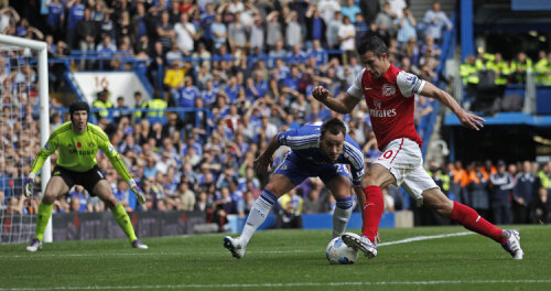 Căpitanul Terry (stînga) a fost amețit de “tunarul” Van Persie. FOTO Reuters