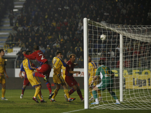 În afara celor două goluri, Steaua a mai avut și o bară, prin Geraldo
FOTO Alex Nicodim (Ploiești)