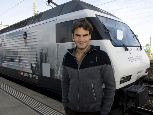 Roger Federer şi locomotiva primită cadou (Sursa foto: livetennisguide.com)