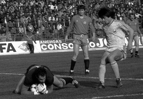 În '87, Camacho (în plan secund) l-a lovit pe Lăcătuş chiar la începutul partidei, apoi a fost nevoit să părăsească el terenul, după doar 20 de minute Foto: Arhiva GSP