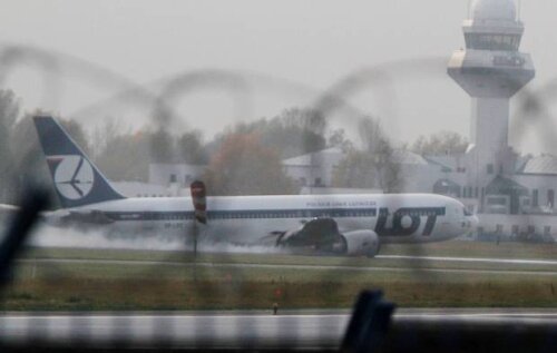 Pista de aterizare nu s-a curăţat încă după ce ieri un Boeing 767, cu 227 de persoane la bord, a efectuat o aterizare forţată, fără tren de aterizare, pe un covor de spumă.