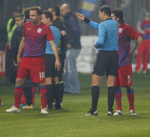 Martinovici a fost eliinat în meciul cu Petrolul pentru că și-a apărat colegii de huliganul intrat pe teren