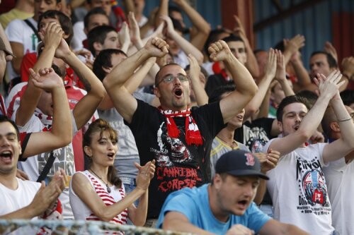 Nu trebuie să ne-o luaţi în nume de rău, sîntem suporteri, preferăm să facem o glumă decît să fim violenţi