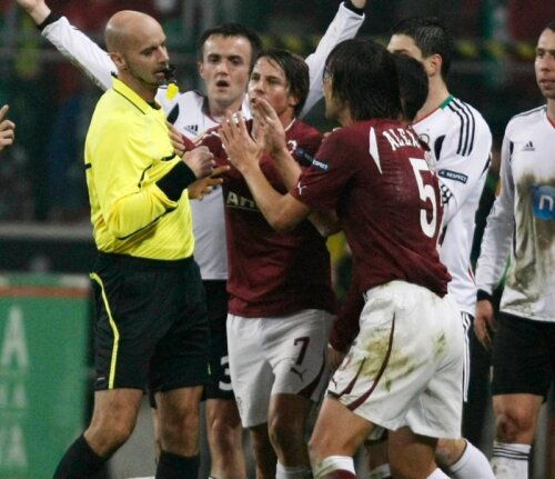 Dan Alexa şi-a lăsat coechipierii cu un om mai puţin pe teren două treimi din meci Foto: Reuters