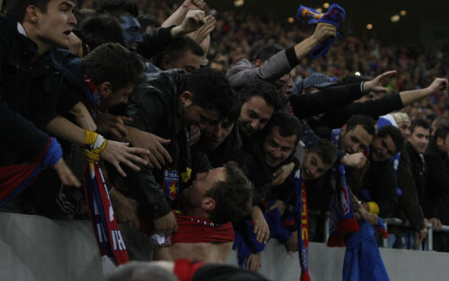 Martinovici a fost dezbrăcat de fani la finalul meciului